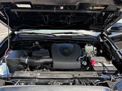 Used 2022 Toyota Tacoma TRD Off-Road w/ Technology Package image 12