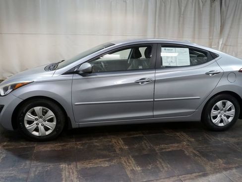 Used 2016 Hyundai Elantra SE FWD image 2