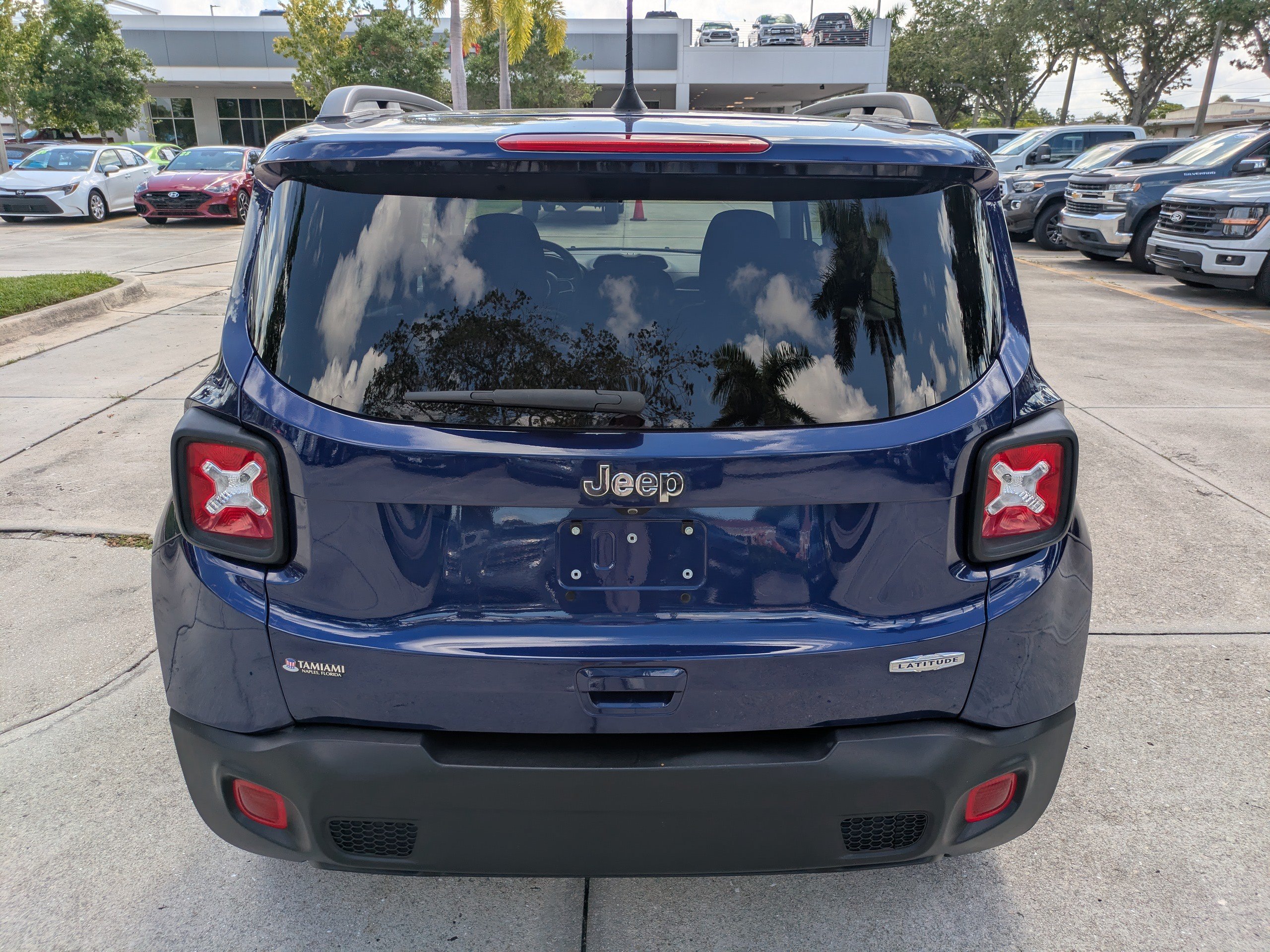 Used 2021 Jeep Renegade Latitude w/ Sun & Sound Group FWD image 5