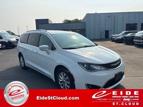 Used 2018 Chrysler Pacifica Touring-L w/ Premium Audio Group FWD image 1