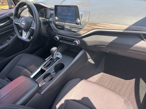 Used 2025 Nissan Altima 2.5 SV FWD image 29