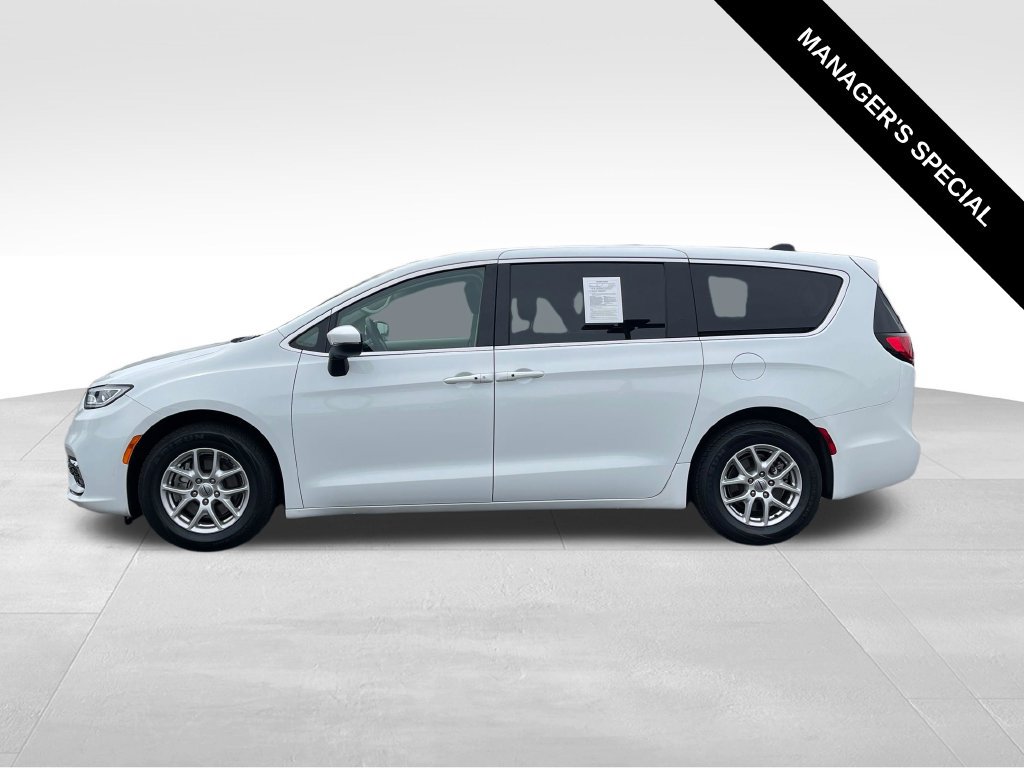 Used 2023 Chrysler Pacifica Touring-L FWD image 4