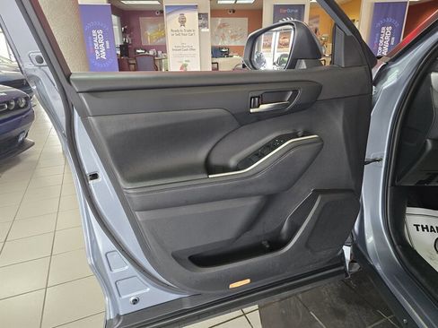 Used 2021 Toyota Highlander XLE image 7