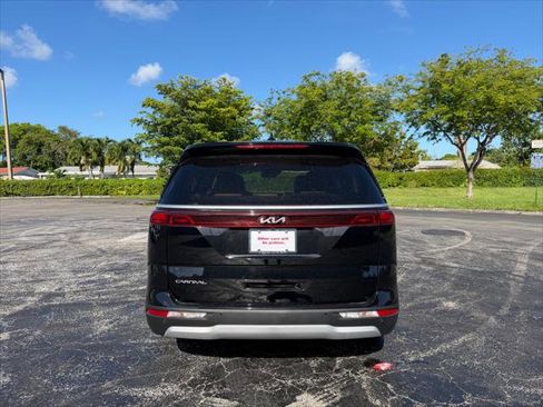 Used 2023 Kia Carnival LX FWD image 6