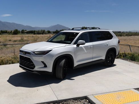 Used 2024 Toyota Grand Highlander AWD image 5