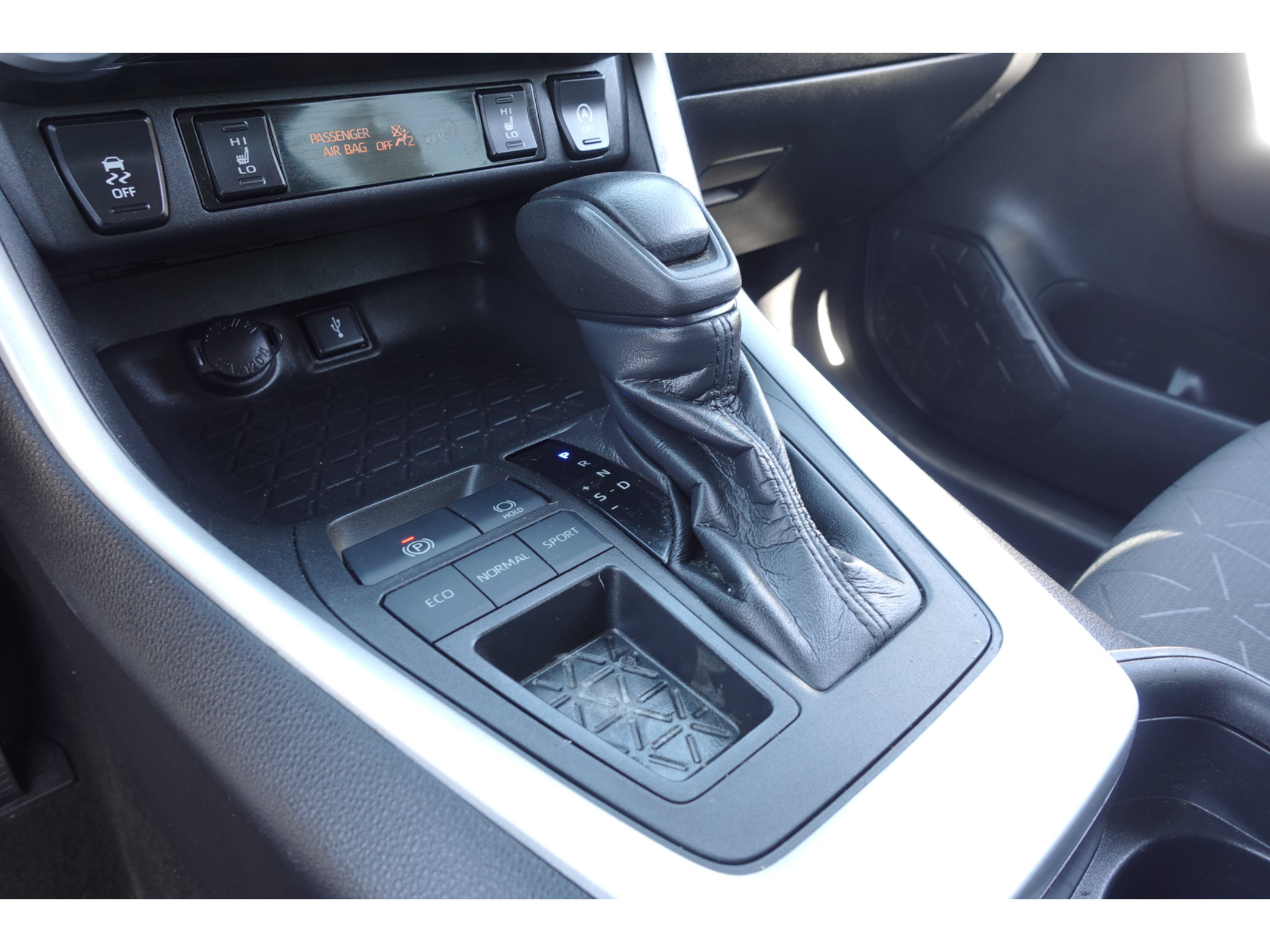 Used 2021 Toyota RAV4 XLE w/ XLE Grade Weather Package FWD image 20