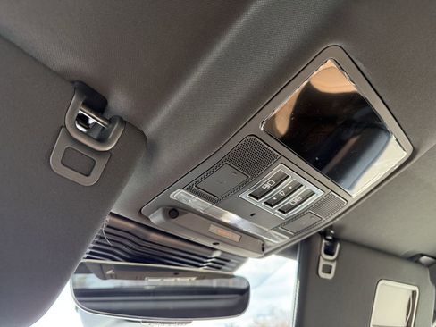 New 2026 Land Rover Discovery Dynamic SE image 26