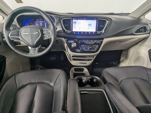 Used 2022 Chrysler Pacifica Touring-L FWD image 16