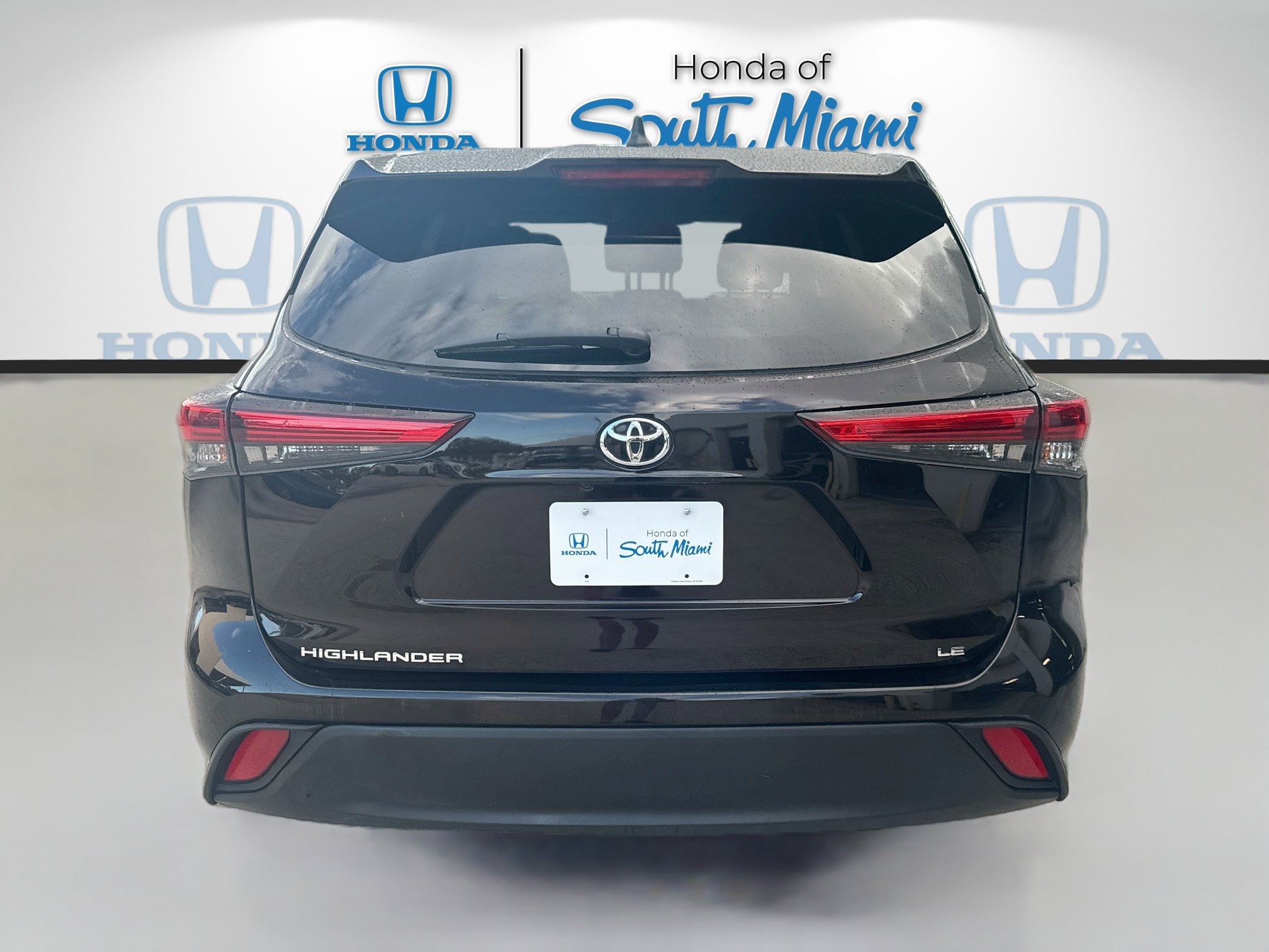 Used 2022 Toyota Highlander LE FWD image 6