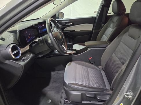 Used 2025 Chevrolet Trax LT w/ LT Convenience Package FWD image 13