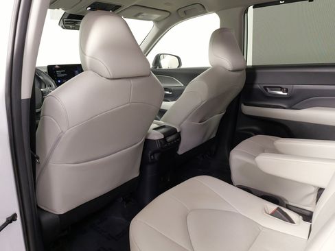 Used 2024 Toyota Grand Highlander XLE image 32
