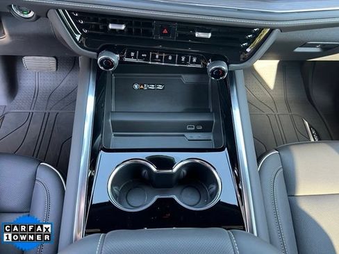Used 2025 Chevrolet Suburban Premier AWD/4WD image 30