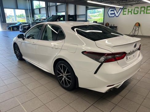 Used 2021 Toyota Camry SE w/ Cold Weather Package image 5