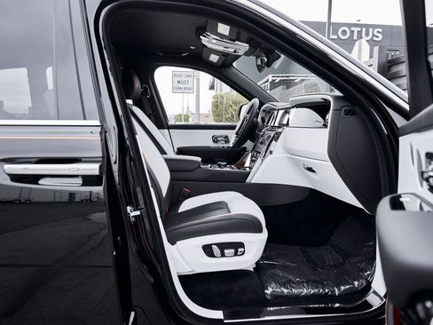 Used 2026 Rolls-Royce Cullinan AWD/4WD image 25