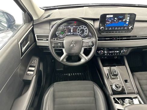 Used 2023 Mitsubishi Outlander SE image 10