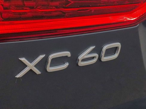 Used 2021 Volvo XC60 T5 Momentum w/ Advanced Package image 13