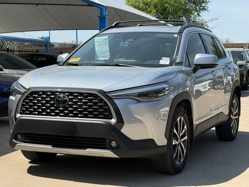 Used 2024 Toyota Corolla Cross XLE image 2