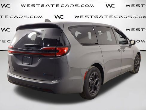 Used 2022 Chrysler Pacifica Limited w/ Uconnect Theater Family Group FWD image 41