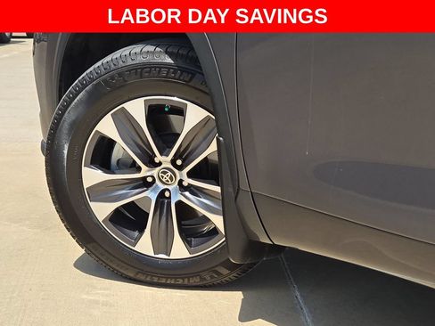 Used 2022 Toyota Highlander XLE FWD image 32