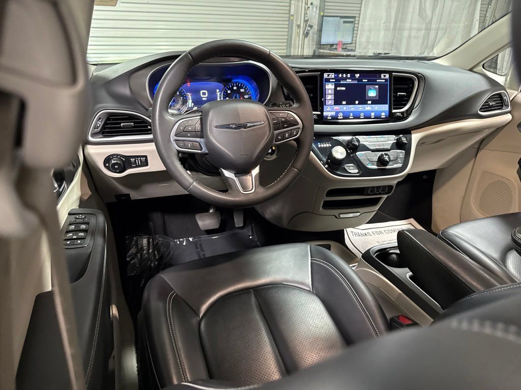 Used 2023 Chrysler Pacifica Touring-L FWD image 18
