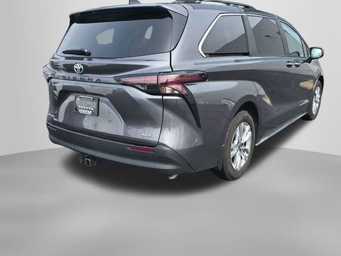 Used 2025 Toyota Sienna XLE w/ XLE Plus Package image 8