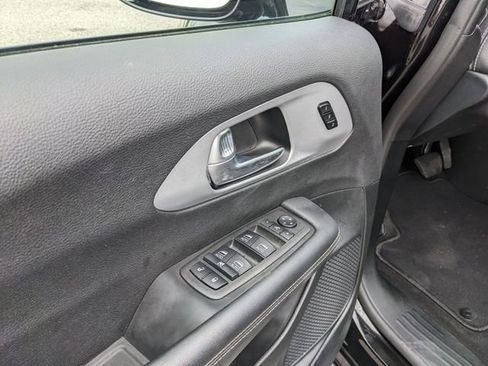 Used 2025 Chrysler Pacifica Limited image 23
