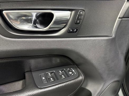 Used 2018 Volvo XC60 T5 Momentum w/ Vision Package image 21
