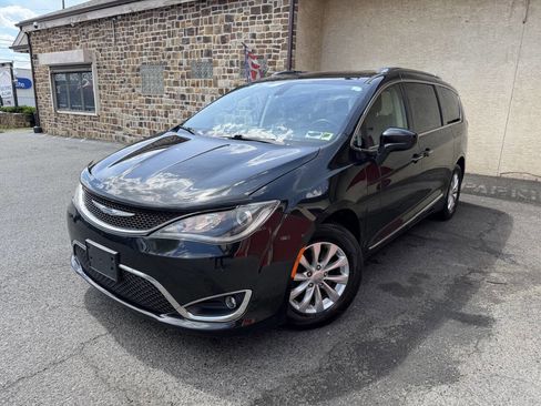 Used 2018 Chrysler Pacifica Touring-L FWD image 2
