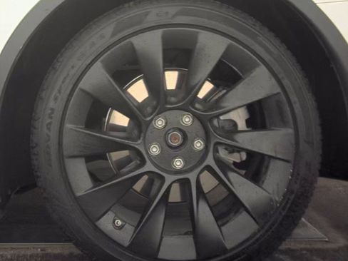 Used 2022 Tesla Model Y Long Range image 13