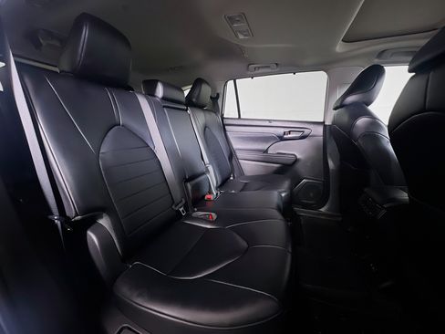 Used 2023 Toyota Highlander XLE image 24