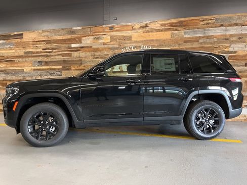 New 2025 Jeep Grand Cherokee Altitude image 12