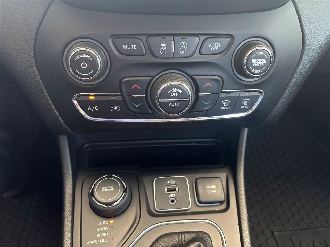 Used 2019 Jeep Cherokee Latitude Plus w/ Comfort/Convenience Group AWD/4WD image 15