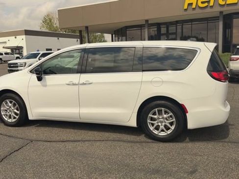 Used 2024 Chrysler Pacifica Touring-L FWD image 6