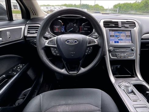 Used 2017 Ford Fusion SE w/ Fusion SE Technology Package image 8