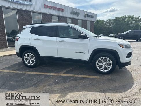 Used 2024 Jeep Compass Latitude AWD/4WD image 3