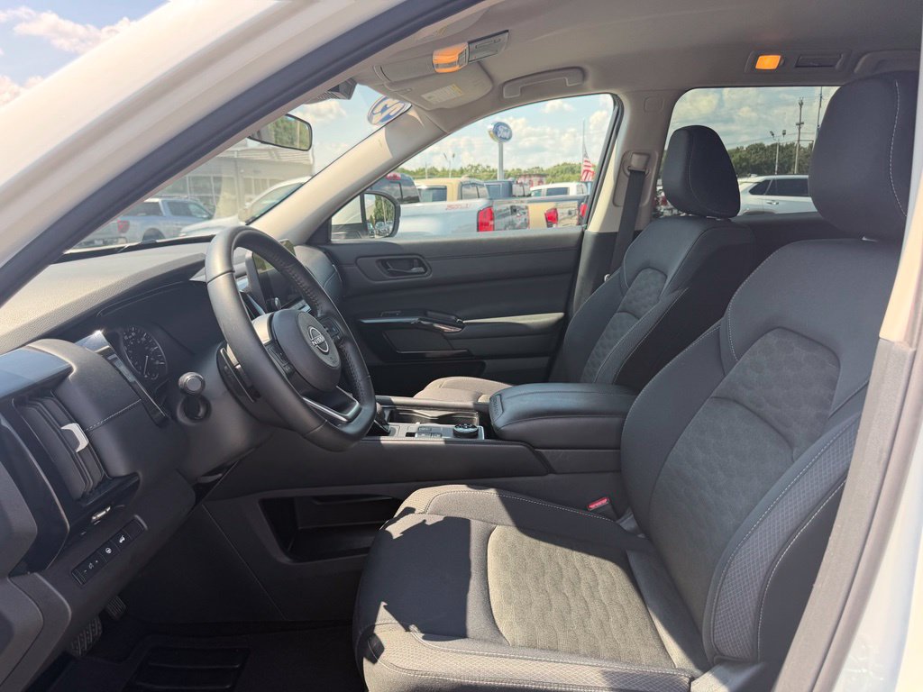 Used 2025 Nissan Pathfinder SV AWD/4WD image 15
