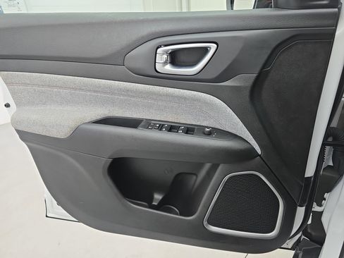 Used 2023 Jeep Compass Latitude image 25