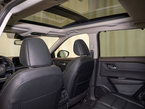 Used 2023 Nissan Rogue SL w/ SL Premium Package image 10