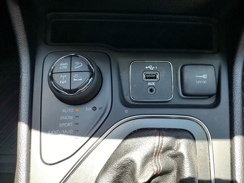 Used 2021 Jeep Cherokee Trailhawk AWD/4WD image 23