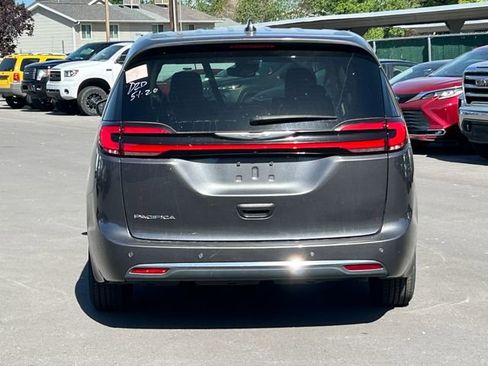 Used 2023 Chrysler Pacifica Touring-L FWD image 5