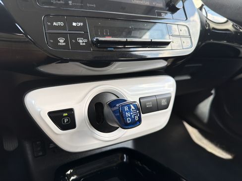 Used 2017 Toyota Prius Four FWD image 7
