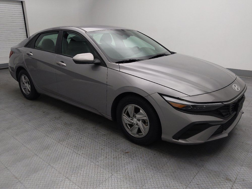 Used 2025 Hyundai Elantra SE FWD image 11