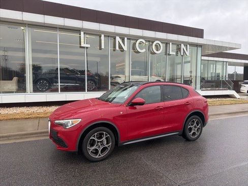 Used 2022 Alfa Romeo Stelvio Ti image 2