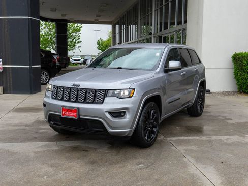 Used 2021 Jeep Grand Cherokee Laredo X AWD/4WD image 3