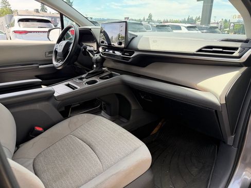 Used 2023 Toyota Sienna LE FWD image 20