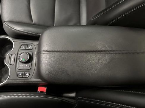 Used 2024 GMC Terrain SLT w/ Infotainment Package II image 22