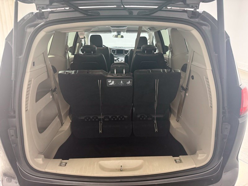 Used 2018 Chrysler Pacifica Touring-L FWD image 8