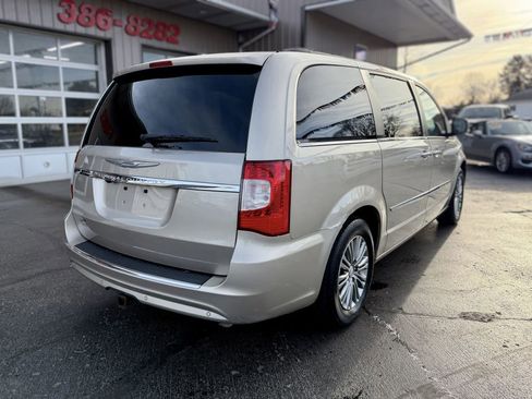 Used 2014 Chrysler Town & Country Touring-L w/ Trailer Tow Group FWD image 8
