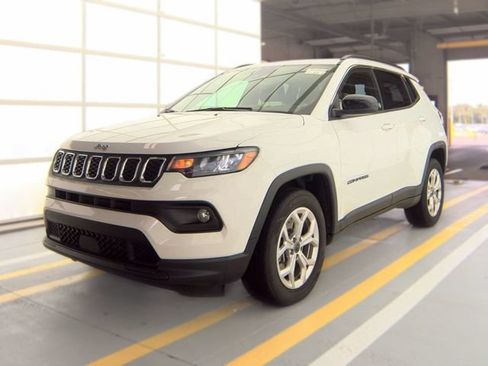 Used 2025 Jeep Compass Latitude w/ Sun & Sound Group AWD/4WD image 3