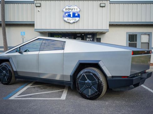 Used 2024 Tesla Cybertruck AWD Crew Cab image 3